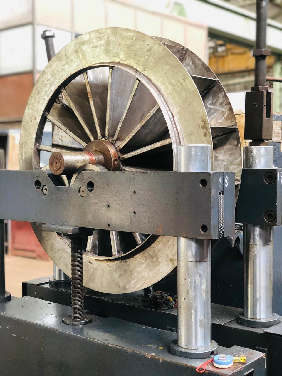 Impeller mounted on dynamic balancing machine